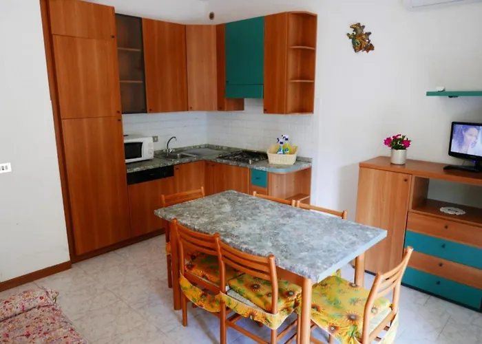 דירה Bright Flat With Large Balcony In *