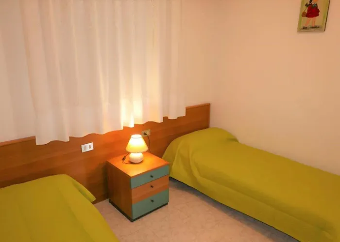 דירה Bright Flat With Large Balcony In